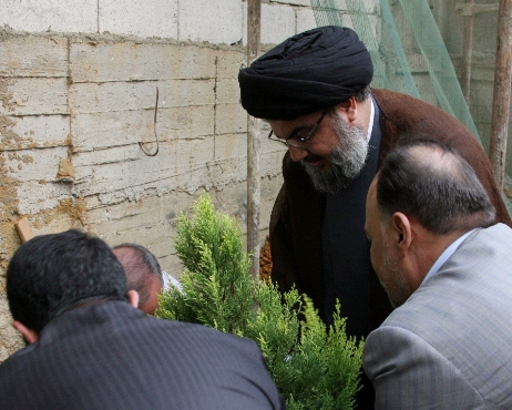 Sayed Nasrallah plante le millonième arbre devant son domicile à Haret Hreik